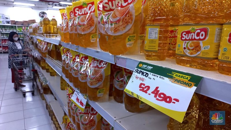 Pengunjung memilih minyak goreng kemasan di salah satu supermarket di Jakarta, Rabu, (29/6/2022). (CNBC Indonesia/Muhammad Sabki)