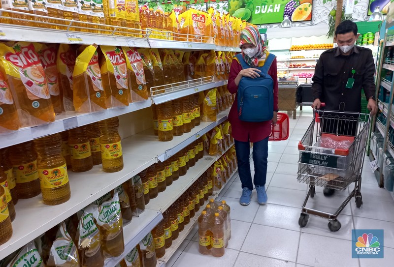 Pengunjung memilih minyak goreng kemasan di salah satu supermarket di Jakarta, Rabu, (29/6/2022). (CNBC Indonesia/Muhammad Sabki) Pengunjung memilih minyak goreng kemasan di salah satu supermarket di Jakarta, Rabu, (29/6/2022). (CNBC Indonesia/Muhammad Sabki)