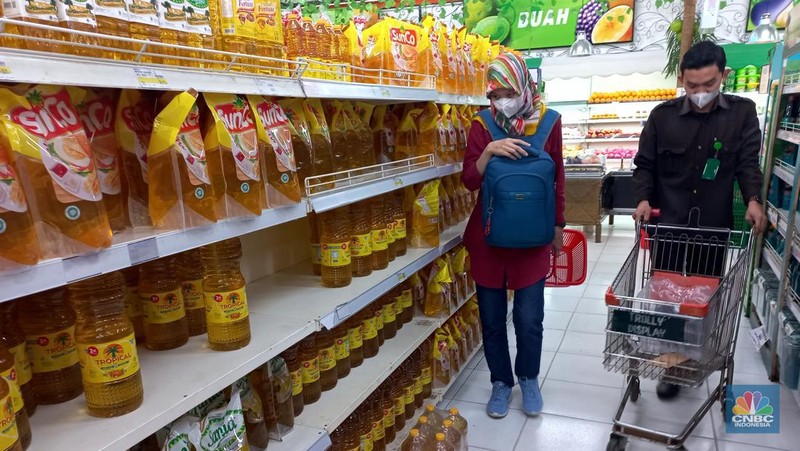 Pengunjung memilih minyak goreng kemasan di salah satu supermarket di Jakarta, Rabu, (29/6/2022). (CNBC Indonesia/Muhammad Sabki)