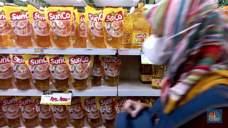 Pengunjung memilih minyak goreng kemasan di salah satu supermarket di Jakarta, Rabu, (29/6/2022). (CNBC Indonesia/Muhammad Sabki)