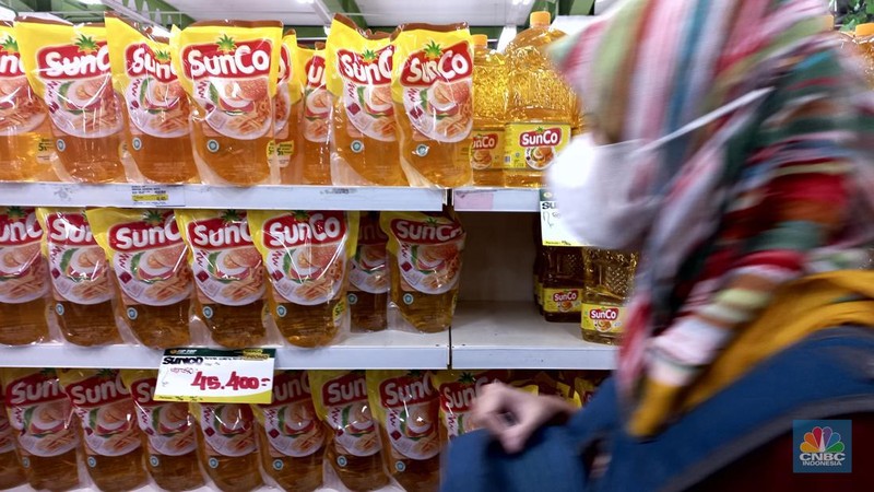Pengunjung memilih minyak goreng kemasan di salah satu supermarket di Jakarta, Rabu, (29/6/2022). (CNBC Indonesia/Muhammad Sabki)