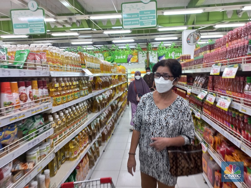 Pengunjung memilih minyak goreng kemasan di salah satu supermarket di Jakarta, Rabu, (29/6/2022). (CNBC Indonesia/Muhammad Sabki) Pengunjung memilih minyak goreng kemasan di salah satu supermarket di Jakarta, Rabu, (29/6/2022). (CNBC Indonesia/Muhammad Sabki)