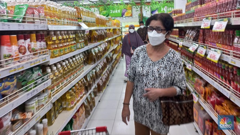 Pengunjung memilih minyak goreng kemasan di salah satu supermarket di Jakarta, Rabu, (29/6/2022). (CNBC Indonesia/Muhammad Sabki)