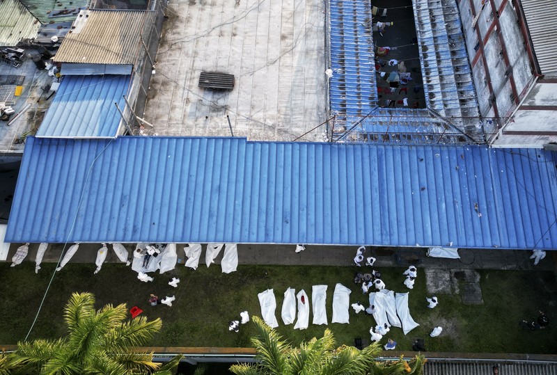 Penyelidik forensik berdiri di dekat kantong mayat setelah kebakaran mematikan di sebuah penjara di Tulua, Kolombia, Selasa, 28 Juni 2022. Pihak berwenang mengatakan setidaknya 51 orang tewas setelah kebakaran terjadi selama apa yang tampaknya merupakan percobaan kerusuhan Selasa pagi. (AP/Andres Quintero) Penyelidik forensik berdiri di dekat kantong mayat setelah kebakaran mematikan di sebuah penjara di Tulua, Kolombia, Selasa, 28 Juni 2022. Pihak berwenang mengatakan setidaknya 51 orang tewas setelah kebakaran terjadi selama apa yang tampaknya merupakan percobaan kerusuhan Selasa pagi. (AP/Andres Quintero)