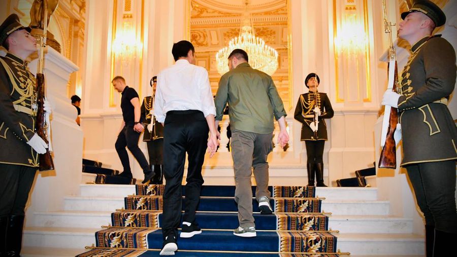 Presiden Jokowi disambut Presiden Zelenskyy di Istana Maryinsky, Kyiv, 29 Juni 2022.