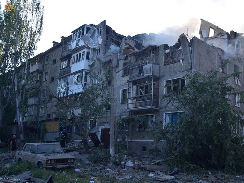 Petugas penyelamat membantu evakuasi warga atas serangan rudal, di tengah invasi Rusia ke Ukraina, di Mykolaiv, Ukraina 29 Juni 2022. (via REUTERS/JULIE AKIMOVA - NEWS.PN) Petugas penyelamat membantu evakuasi warga atas serangan rudal, di tengah invasi Rusia ke Ukraina, di Mykolaiv, Ukraina 29 Juni 2022. (via REUTERS/JULIE AKIMOVA - NEWS.PN)