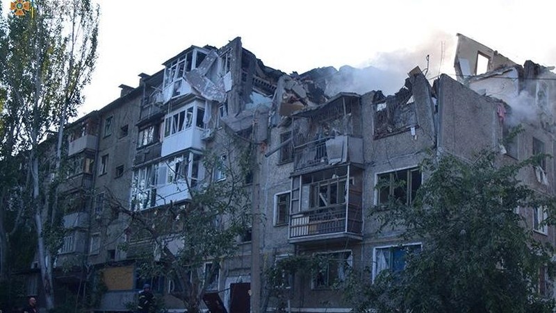 Petugas penyelamat membantu evakuasi warga atas  serangan rudal, di tengah invasi Rusia ke Ukraina, di Mykolaiv, Ukraina 29 Juni 2022. (via REUTERS/JULIE AKIMOVA - NEWS.PN)