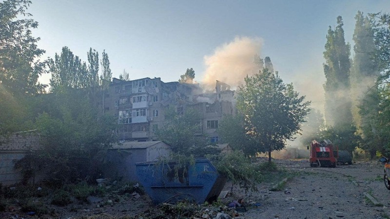 Petugas penyelamat membantu evakuasi warga atas  serangan rudal, di tengah invasi Rusia ke Ukraina, di Mykolaiv, Ukraina 29 Juni 2022. (via REUTERS/JULIE AKIMOVA - NEWS.PN)