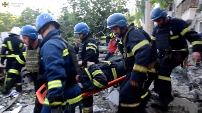 Petugas penyelamat membantu evakuasi warga atas  serangan rudal, di tengah invasi Rusia ke Ukraina, di Mykolaiv, Ukraina 29 Juni 2022. (via REUTERS/JULIE AKIMOVA - NEWS.PN)