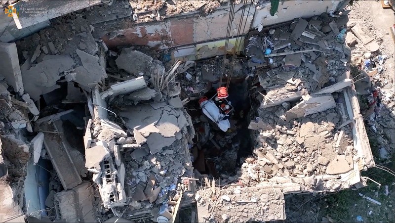 Petugas penyelamat membantu evakuasi warga atas  serangan rudal, di tengah invasi Rusia ke Ukraina, di Mykolaiv, Ukraina 29 Juni 2022. (via REUTERS/JULIE AKIMOVA - NEWS.PN)