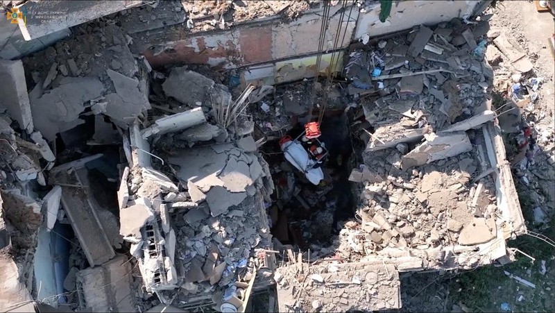 Petugas penyelamat membantu evakuasi warga atas  serangan rudal, di tengah invasi Rusia ke Ukraina, di Mykolaiv, Ukraina 29 Juni 2022. (via REUTERS/JULIE AKIMOVA - NEWS.PN)