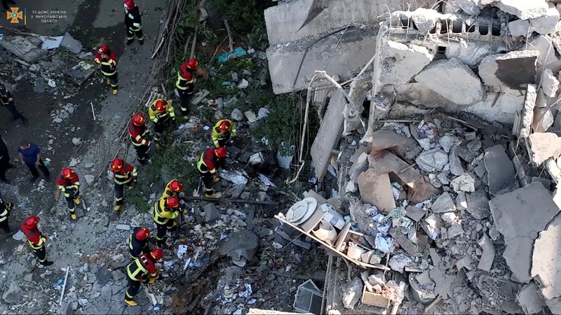 Petugas penyelamat membantu evakuasi warga atas  serangan rudal, di tengah invasi Rusia ke Ukraina, di Mykolaiv, Ukraina 29 Juni 2022. (via REUTERS/JULIE AKIMOVA - NEWS.PN)