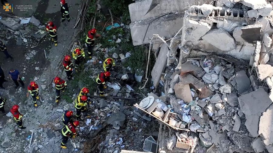Petugas penyelamat membantu evakuasi warga atas  serangan rudal, di tengah invasi Rusia ke Ukraina, di Mykolaiv, Ukraina 29 Juni 2022. (via REUTERS/JULIE AKIMOVA - NEWS.PN)