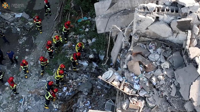 Petugas penyelamat membantu evakuasi warga atas  serangan rudal, di tengah invasi Rusia ke Ukraina, di Mykolaiv, Ukraina 29 Juni 2022. (via REUTERS/JULIE AKIMOVA - NEWS.PN)