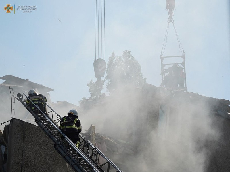 Petugas penyelamat membantu evakuasi warga atas  serangan rudal, di tengah invasi Rusia ke Ukraina, di Mykolaiv, Ukraina 29 Juni 2022. (via REUTERS/JULIE AKIMOVA - NEWS.PN)