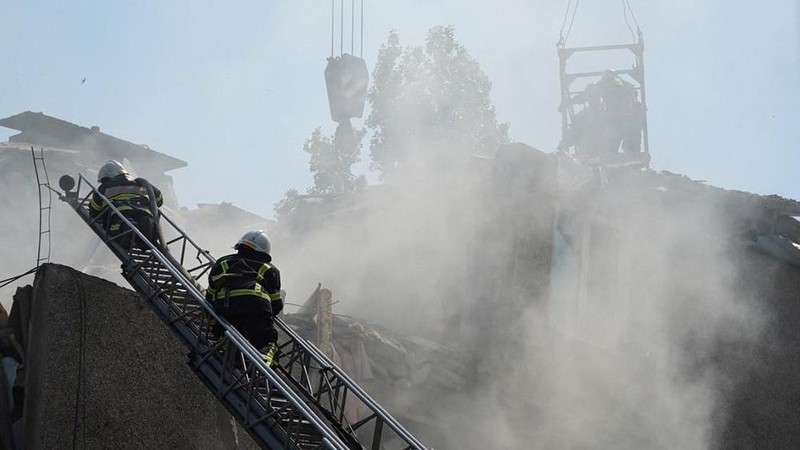 Petugas penyelamat membantu evakuasi warga atas  serangan rudal, di tengah invasi Rusia ke Ukraina, di Mykolaiv, Ukraina 29 Juni 2022. (via REUTERS/JULIE AKIMOVA - NEWS.PN)