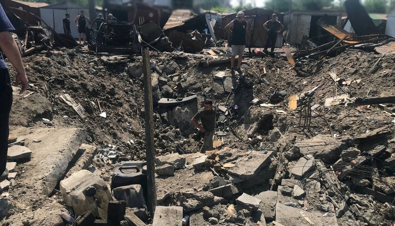 Petugas penyelamat membantu evakuasi warga atas  serangan rudal, di tengah invasi Rusia ke Ukraina, di Mykolaiv, Ukraina 29 Juni 2022. (via REUTERS/JULIE AKIMOVA - NEWS.PN)