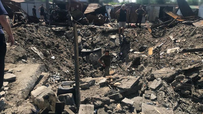 Petugas penyelamat membantu evakuasi warga atas  serangan rudal, di tengah invasi Rusia ke Ukraina, di Mykolaiv, Ukraina 29 Juni 2022. (via REUTERS/JULIE AKIMOVA - NEWS.PN)