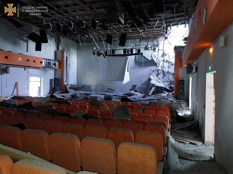 Petugas penyelamat membantu evakuasi warga atas  serangan rudal, di tengah invasi Rusia ke Ukraina, di Mykolaiv, Ukraina 29 Juni 2022. (via REUTERS/JULIE AKIMOVA - NEWS.PN)