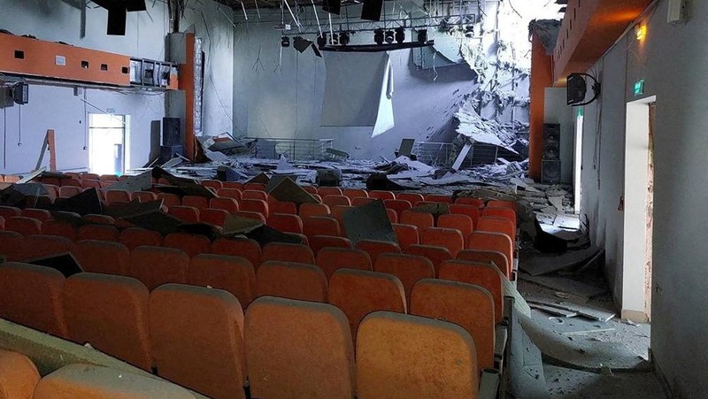 Petugas penyelamat membantu evakuasi warga atas  serangan rudal, di tengah invasi Rusia ke Ukraina, di Mykolaiv, Ukraina 29 Juni 2022. (via REUTERS/JULIE AKIMOVA - NEWS.PN)