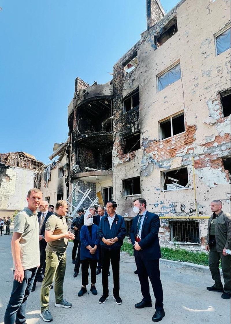 Presiden dan Ibu Iriana didampingi oleh Wali Kota Irpin Alexander Grigorovich Markushin saat melihat puing-puing bangunan apartemen yang rusak akibat perang,  Rabu, 29 Juni 2022. (Dok: Biro Pers Sekretariat Presiden)