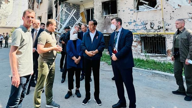 Presiden dan Ibu Iriana didampingi oleh Wali Kota Irpin Alexander Grigorovich Markushin saat melihat puing-puing bangunan apartemen yang rusak akibat perang,  Rabu, 29 Juni 2022. (Dok: Biro Pers Sekretariat Presiden)