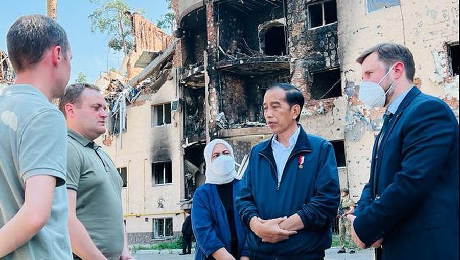Presiden dan Ibu Iriana didampingi oleh Wali Kota Irpin Alexander Grigorovich Markushin saat melihat puing-puing bangunan apartemen yang rusak akibat perang,  Rabu, 29 Juni 2022. (Dok: Biro Pers Sekretariat Presiden)