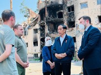 Potret Jokowi di Antara Reruntuhan & Puing Perang di Ukraina