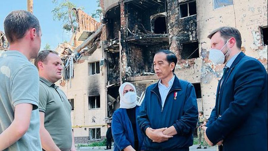 Presiden dan Ibu Iriana didampingi oleh Wali Kota Irpin Alexander Grigorovich Markushin saat melihat puing-puing bangunan apartemen yang rusak akibat perang, Rabu, 29 Juni 2022. (Dok: Biro Pers Sekretariat Presiden)