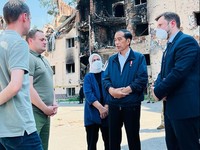 Cuma Jokowi yang Berani Datang ke Wilayah Perang Bawa Istri