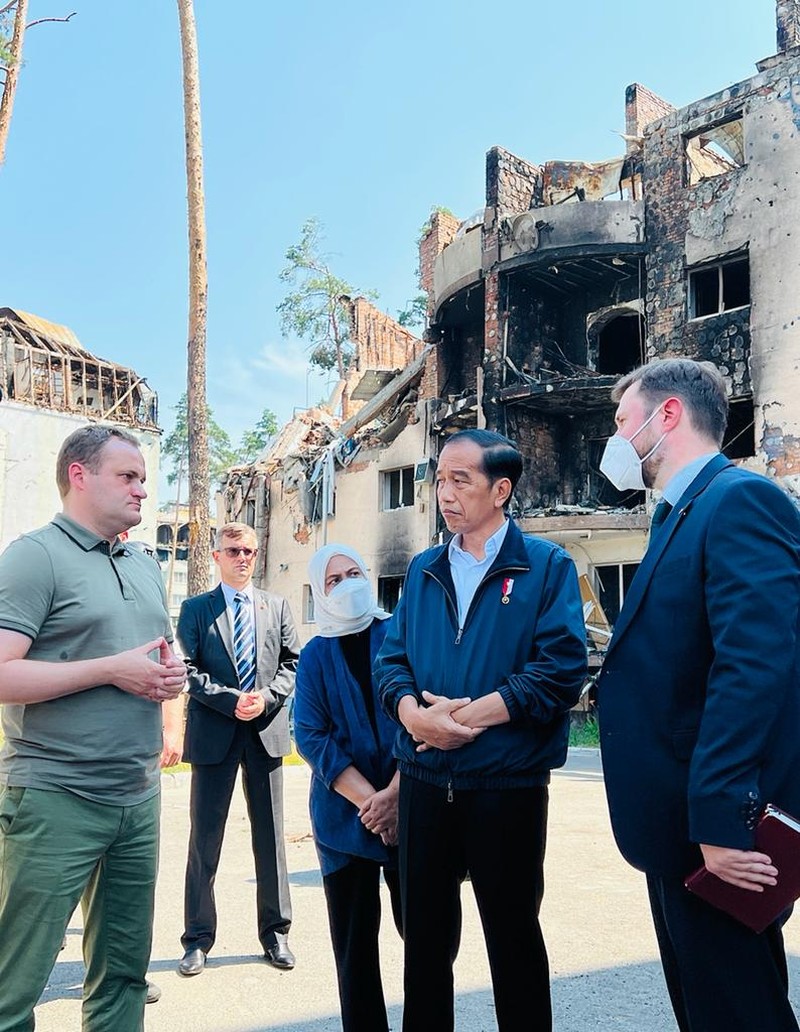 Presiden dan Ibu Iriana didampingi oleh Wali Kota Irpin Alexander Grigorovich Markushin saat melihat puing-puing bangunan apartemen yang rusak akibat perang,  Rabu, 29 Juni 2022. (Dok: Biro Pers Sekretariat Presiden)