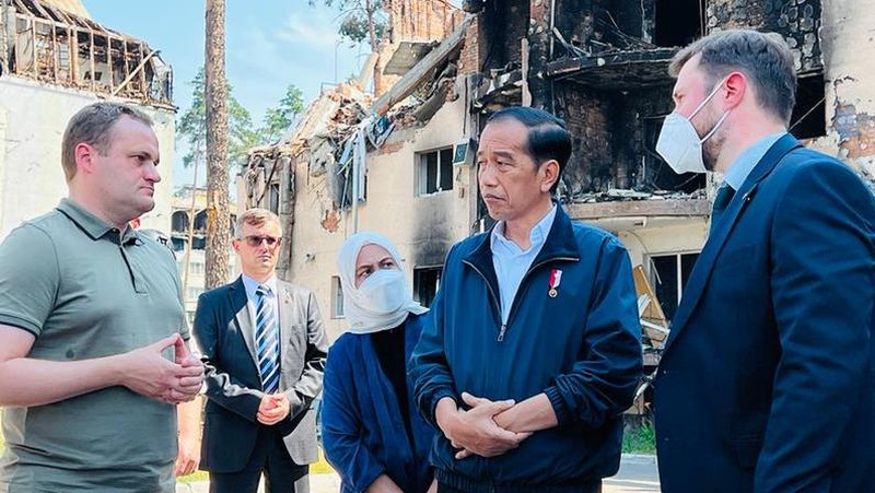 Presiden dan Ibu Iriana didampingi oleh Wali Kota Irpin Alexander Grigorovich Markushin saat melihat puing-puing bangunan apartemen yang rusak akibat perang,  Rabu, 29 Juni 2022. (Dok: Biro Pers Sekretariat Presiden)