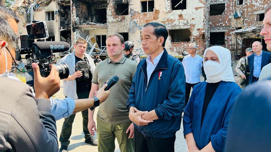 Presiden dan Ibu Iriana didampingi oleh Wali Kota Irpin Alexander Grigorovich Markushin saat melihat puing-puing bangunan apartemen yang rusak akibat perang,  Rabu, 29 Juni 2022. (Dok: Biro Pers Sekretariat Presiden)