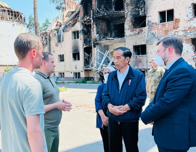 Presiden dan Ibu Iriana didampingi oleh Wali Kota Irpin Alexander Grigorovich Markushin saat melihat puing-puing bangunan apartemen yang rusak akibat perang,  Rabu, 29 Juni 2022. (Dok: Biro Pers Sekretariat Presiden)
