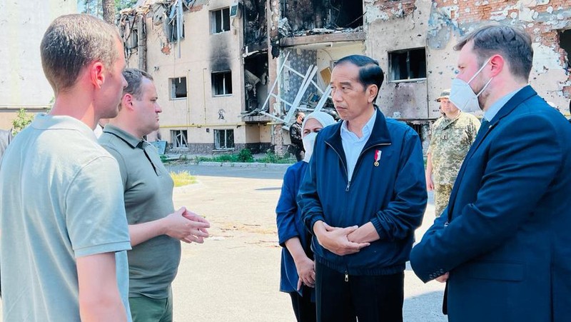 Presiden dan Ibu Iriana didampingi oleh Wali Kota Irpin Alexander Grigorovich Markushin saat melihat puing-puing bangunan apartemen yang rusak akibat perang,  Rabu, 29 Juni 2022. (Dok: Biro Pers Sekretariat Presiden)