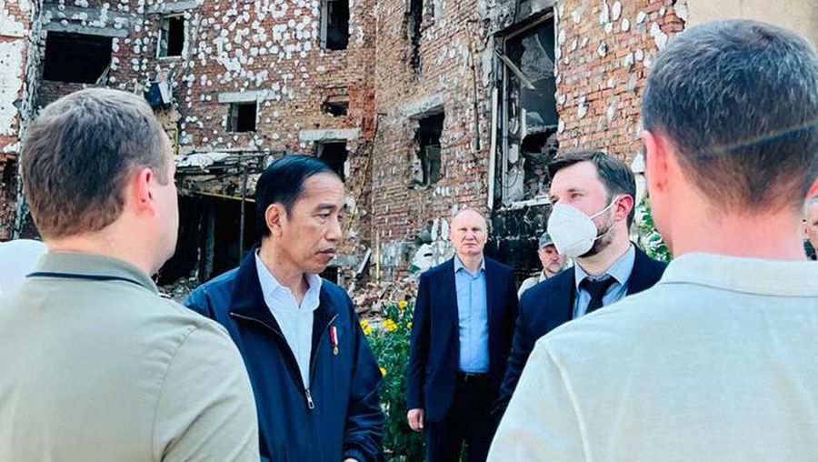 Presiden dan Ibu Iriana didampingi oleh Wali Kota Irpin Alexander Grigorovich Markushin saat melihat puing-puing bangunan apartemen yang rusak akibat perang,  Rabu, 29 Juni 2022. (Dok: Biro Pers Sekretariat Presiden)