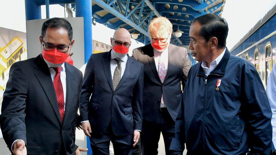 Presiden dan Ibu Iriana turun dari kereta disambut oleh Deputi Menteri Luar Negeri Ukraina Dmytro Senik, Kepala Komisi Hubungan Antar Pemerintah Ukraina-Indonesia Taras Kachka, dan pejabat KBRI Kyiv. (Dok: Biro Pers Sekretariat Presiden)