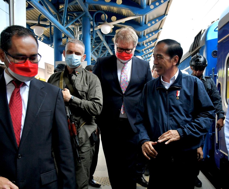 Presiden dan Ibu Iriana turun dari kereta disambut oleh Deputi Menteri Luar Negeri Ukraina Dmytro Senik, Kepala Komisi Hubungan Antar Pemerintah Ukraina-Indonesia Taras Kachka, dan pejabat KBRI Kyiv. (Dok: Biro Pers Sekretariat Presiden)