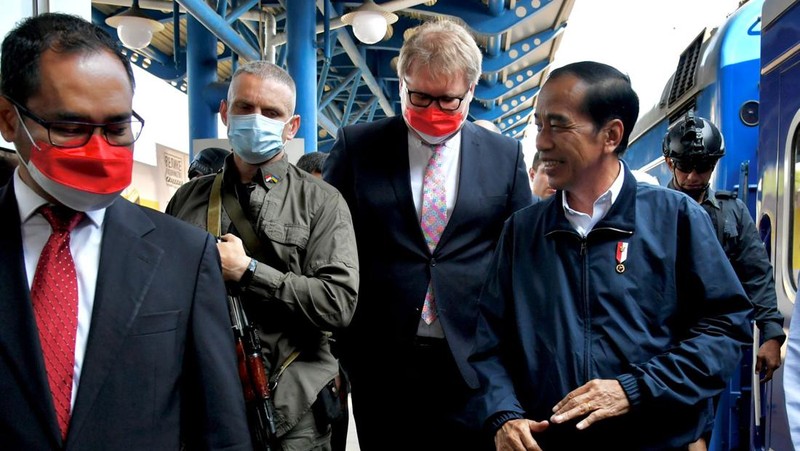Presiden dan Ibu Iriana turun dari kereta disambut oleh Deputi Menteri Luar Negeri Ukraina Dmytro Senik, Kepala Komisi Hubungan Antar Pemerintah Ukraina-Indonesia Taras Kachka, dan pejabat KBRI Kyiv. (Dok: Biro Pers Sekretariat Presiden)