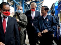 Beda Gaya Jokowi Saat Kunjungi Putin & Zelensky Jadi Sorotan