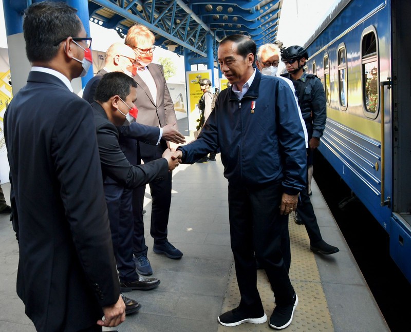 Presiden dan Ibu Iriana turun dari kereta disambut oleh Deputi Menteri Luar Negeri Ukraina Dmytro Senik, Kepala Komisi Hubungan Antar Pemerintah Ukraina-Indonesia Taras Kachka, dan pejabat KBRI Kyiv. (Dok: Biro Pers Sekretariat Presiden) Presiden dan Ibu Iriana turun dari kereta disambut oleh Deputi Menteri Luar Negeri Ukraina Dmytro Senik, Kepala Komisi Hubungan Antar Pemerintah Ukraina-Indonesia Taras Kachka, dan pejabat KBRI Kyiv. (Dok: Biro Pers Sekretariat Presiden)