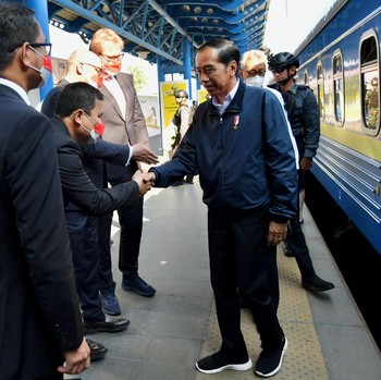 Jokowi & Iriana Tiba di Kyiv Ukraina, Pengawal Tenteng AK-47