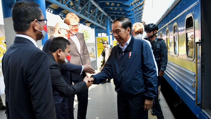 Presiden dan Ibu Iriana turun dari kereta disambut oleh Deputi Menteri Luar Negeri Ukraina Dmytro Senik, Kepala Komisi Hubungan Antar Pemerintah Ukraina-Indonesia Taras Kachka, dan pejabat KBRI Kyiv. (Dok: Biro Pers Sekretariat Presiden)