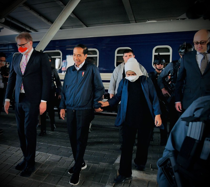 Presiden dan Ibu Iriana turun dari kereta disambut oleh Deputi Menteri Luar Negeri Ukraina Dmytro Senik, Kepala Komisi Hubungan Antar Pemerintah Ukraina-Indonesia Taras Kachka, dan pejabat KBRI Kyiv. (Dok: Biro Pers Sekretariat Presiden)