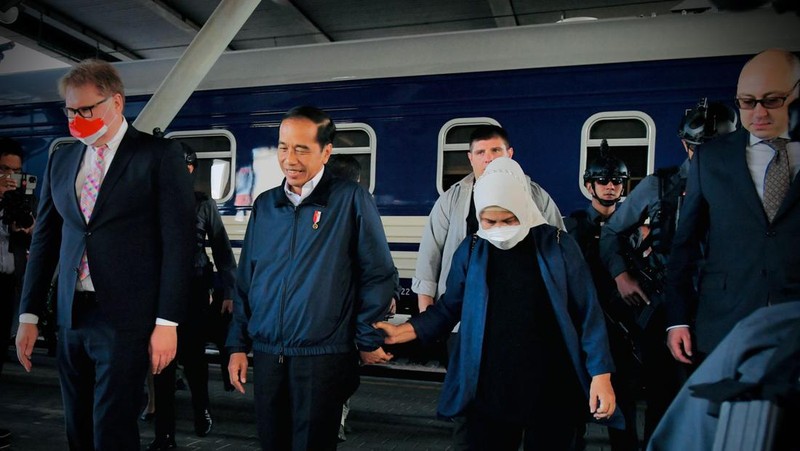 Presiden dan Ibu Iriana turun dari kereta disambut oleh Deputi Menteri Luar Negeri Ukraina Dmytro Senik, Kepala Komisi Hubungan Antar Pemerintah Ukraina-Indonesia Taras Kachka, dan pejabat KBRI Kyiv. (Dok: Biro Pers Sekretariat Presiden)