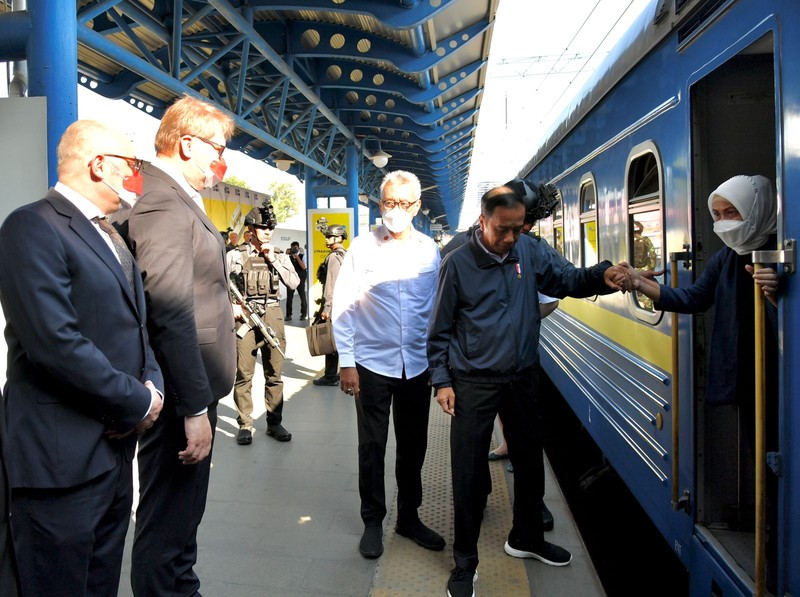Presiden dan Ibu Iriana turun dari kereta disambut oleh Deputi Menteri Luar Negeri Ukraina Dmytro Senik, Kepala Komisi Hubungan Antar Pemerintah Ukraina-Indonesia Taras Kachka, dan pejabat KBRI Kyiv. (Dok: Biro Pers Sekretariat Presiden) Presiden dan Ibu Iriana turun dari kereta disambut oleh Deputi Menteri Luar Negeri Ukraina Dmytro Senik, Kepala Komisi Hubungan Antar Pemerintah Ukraina-Indonesia Taras Kachka, dan pejabat KBRI Kyiv. (Dok: Biro Pers Sekretariat Presiden)