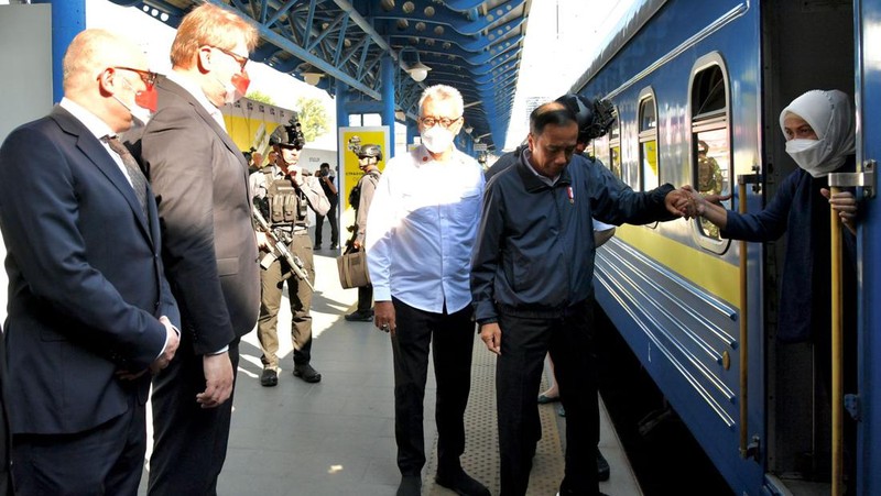 Presiden dan Ibu Iriana turun dari kereta disambut oleh Deputi Menteri Luar Negeri Ukraina Dmytro Senik, Kepala Komisi Hubungan Antar Pemerintah Ukraina-Indonesia Taras Kachka, dan pejabat KBRI Kyiv. (Dok: Biro Pers Sekretariat Presiden)