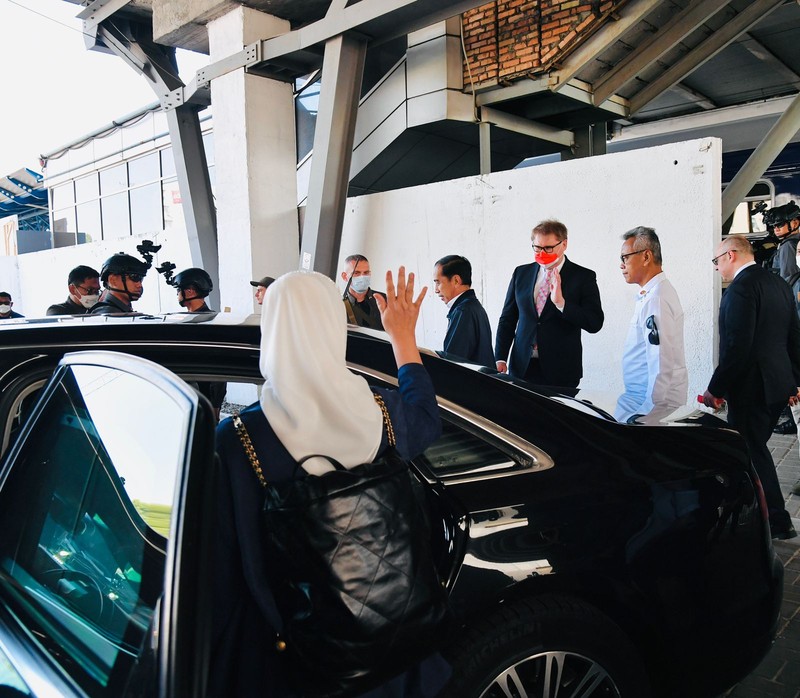 Presiden dan Ibu Iriana turun dari kereta disambut oleh Deputi Menteri Luar Negeri Ukraina Dmytro Senik, Kepala Komisi Hubungan Antar Pemerintah Ukraina-Indonesia Taras Kachka, dan pejabat KBRI Kyiv. (Dok: Biro Pers Sekretariat Presiden) Presiden dan Ibu Iriana turun dari kereta disambut oleh Deputi Menteri Luar Negeri Ukraina Dmytro Senik, Kepala Komisi Hubungan Antar Pemerintah Ukraina-Indonesia Taras Kachka, dan pejabat KBRI Kyiv. (Dok: Biro Pers Sekretariat Presiden)