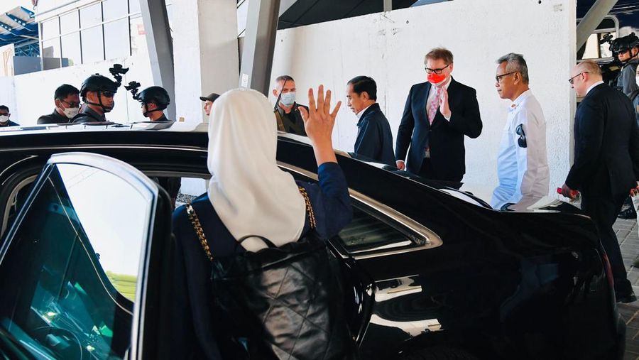 Presiden dan Ibu Iriana turun dari kereta disambut oleh Deputi Menteri Luar Negeri Ukraina Dmytro Senik, Kepala Komisi Hubungan Antar Pemerintah Ukraina-Indonesia Taras Kachka, dan pejabat KBRI Kyiv. (Dok: Biro Pers Sekretariat Presiden)