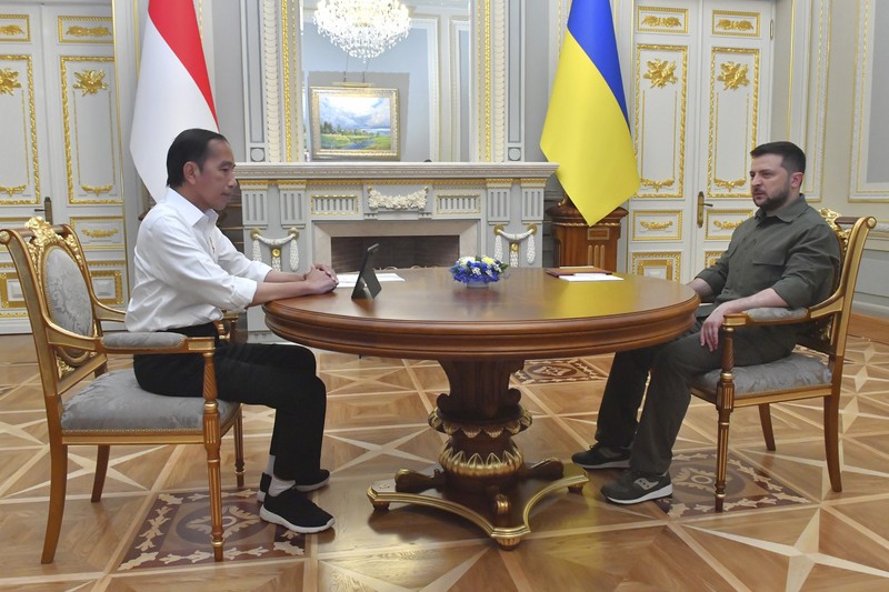 Presiden Jokowi disambut oleh Presiden Ukraina Volodymyr Zelenskyy di pintu masuk Istana Maryinsky, Rabu (29/6/2022).(Foto: Laily Rachev  - Biro Pers Sekretariat Presiden)